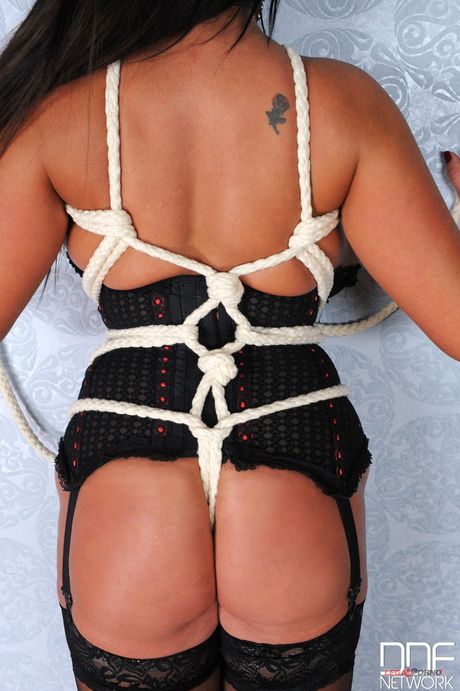 House Of Taboo: Brytyjska Cougar Emma Butt zostaje przywiązana i pieprzona dildo w solo