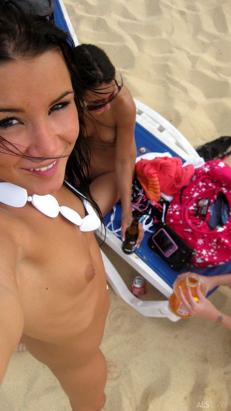 Skinny ungarsk teen Amia Moretti & hendes venner udgør nøgne på stranden
