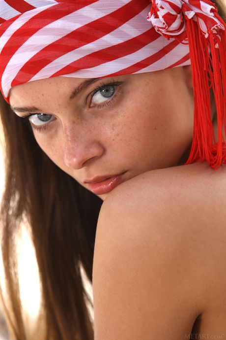 Ryska tjejen Indiana a belyser sin landningsremsa fitta medan naken är naken
