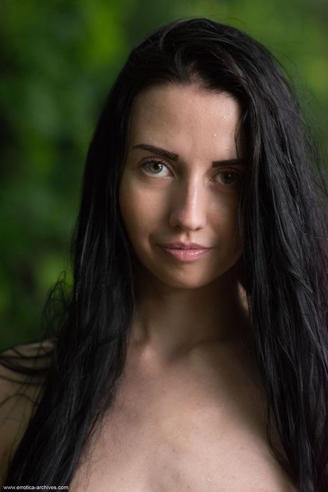 Ønskelig tenåring Veronica Snezna poserer naken i skogen og avslører de store puppene hennes
