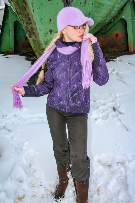 バリバリの合法少女オリャN、メガネをかけたまま雪山で全裸になる
