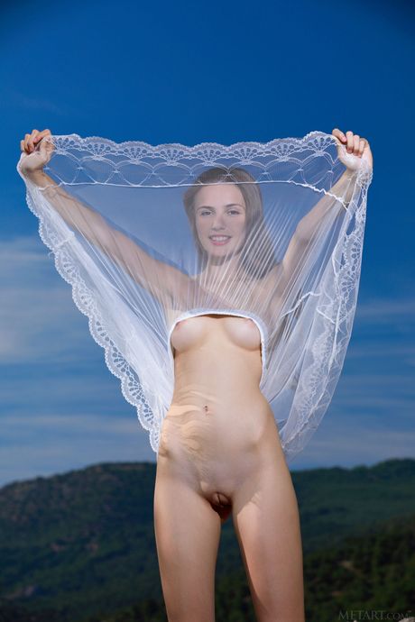 苗条少女 Elle Tan 在悬崖上全裸吃水果
