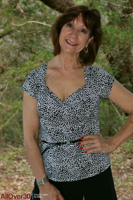 Mature woman Lynn shows her big ass and shaved pussy on a patio