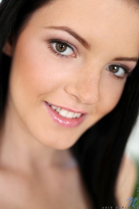 Słodkie młode ukochane paski, aby pokazać jej małe piersi i ogoloną cipkę
