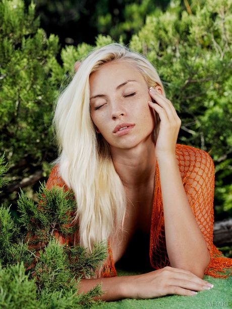 La russe Adele B montre ses gros seins et sa chatte chauve nue nue
