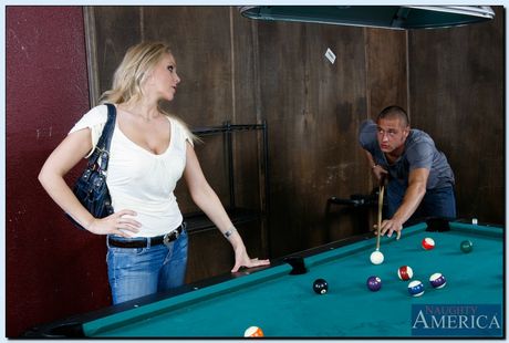 Mature blonde Julia Ann gets her big ass licked and her pussy dicked