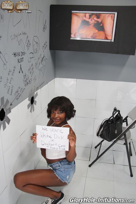 Ebony Teens Daizy Cooper & Noemie Bilas delar en gloryhole kuk i en 3some
