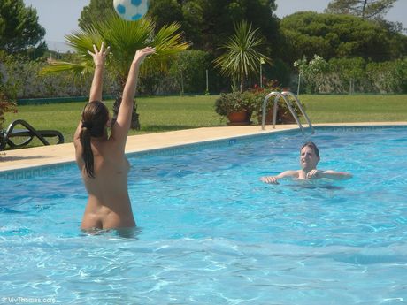 Heta blonda kycklingar Gina B, persikor A & Sophie Moone har lesbisk sex vid poolen
