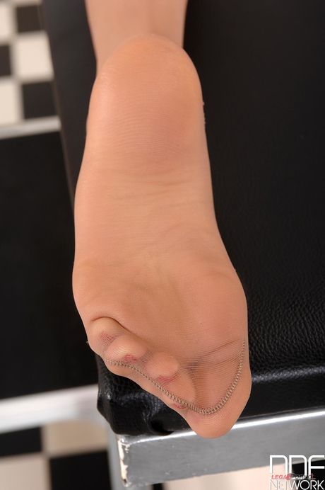 Sexy Infermiera ucraina Wiska che si gioca la figa tagliata nella sua uniforme in lattice
