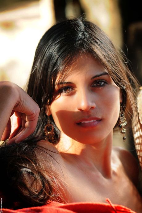 The Life Erotic: 迷人少女 Xica 在沙发上裸露小乳房并摆出各种姿势