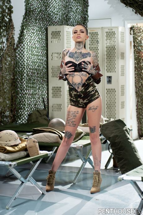 Sexy brunette Leigh Raven strips og viser hennes gjennomborede pupper og rumpe
