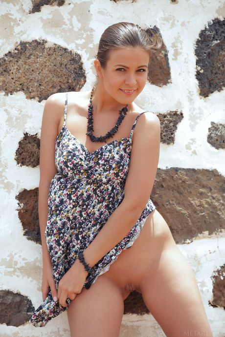 사랑스러운 십대 젤다 B가 풍차에서 누드 포즈를 취하기 위해 드레스를 벗고 있습니다.
