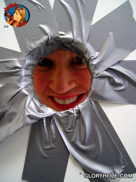 Blonde Mutter Tabitha saugt und fickt einen BBC durch das Gloryhole im Badezimmer
