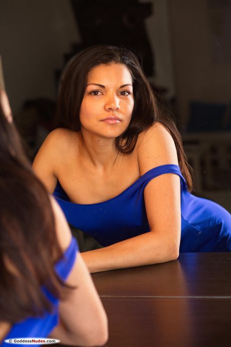 Cienka Teen Isha pokazuje swoje małe cycki i ogoloną cipkę w solo
