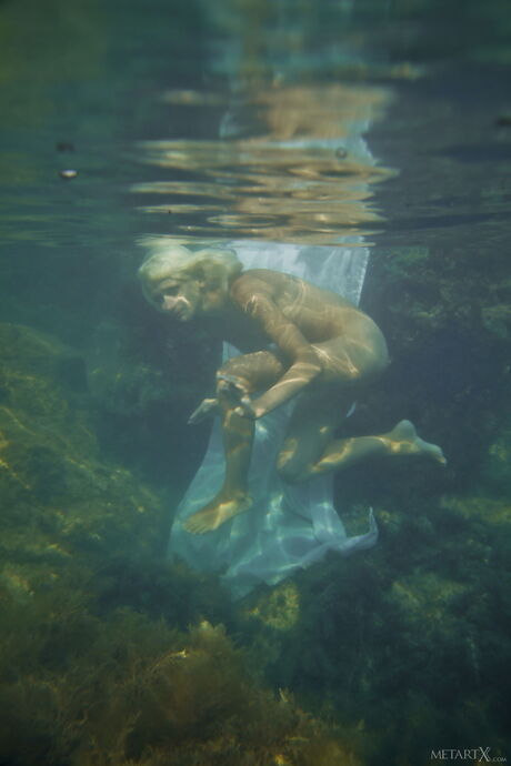 Sexy blonde Nika N fingers her pussy while underwater in a bathtub