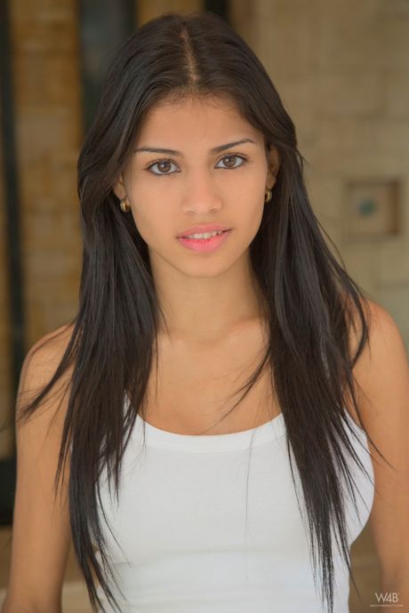 Venezuelansk tonåring Denisse Gomez visar sin heta kropp i en solo
