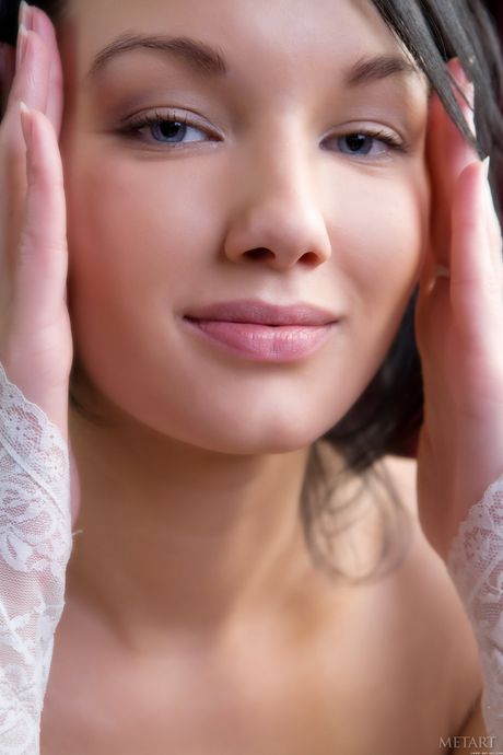 Høj teen loreen a fjerner hendes bikini for at udgøre nøgen frygtløst
