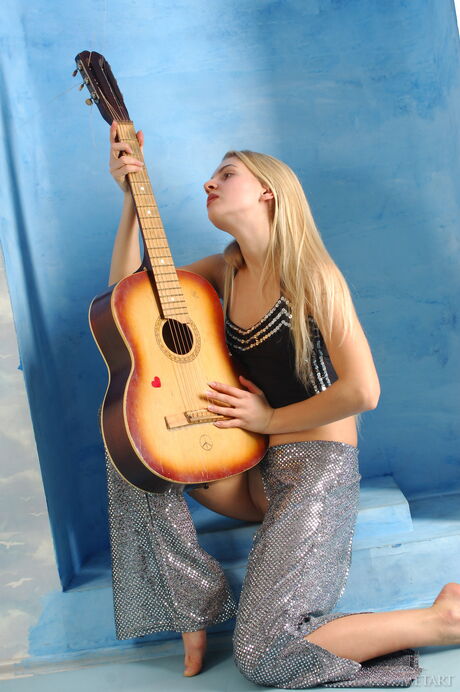 Oekraïens meisje Vanessa C modellen volledig naakt moedig naakt
