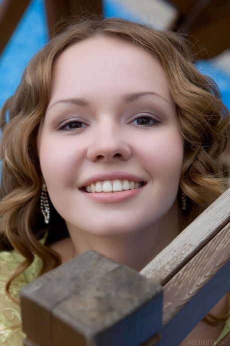 瘦削少女弗吉尼亚-孙（Virginia Sun）露出大奶子，穿着高跟鞋摆出裸体姿势
