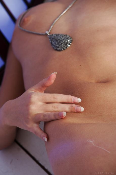 Die hübsche jugendliche Barbara D enthüllt ihre großen Titten und Posen nackt
