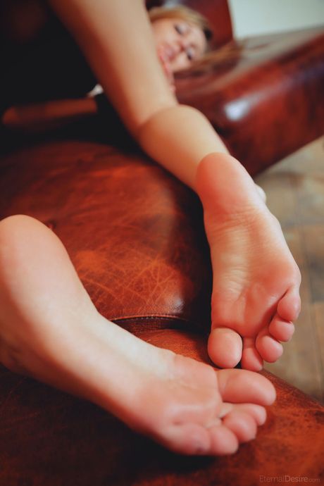 누드 몸매를 보여주면서 완벽한 엉덩이를 강조하는 벌거 벗은 십대 리자
