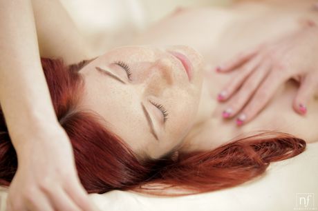 Garotas lésbicas Kattie Gold e Lena Love fazem sexo em uma cama de salto alto
