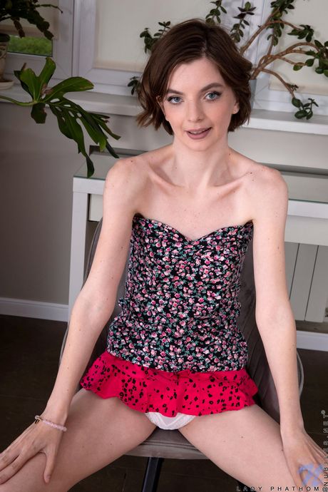 スキニー・ブロンド、レディ・ファトムが小ぶりのオッパイと剃毛したアソコを披露
