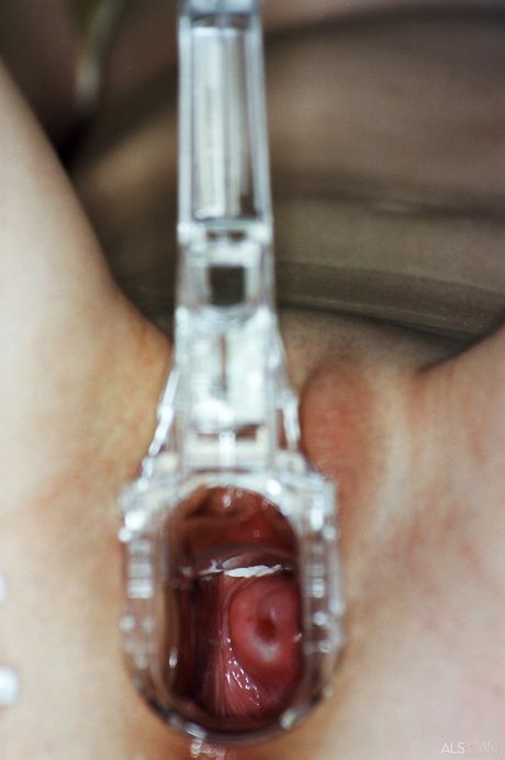 Skinny Blonde Trisha Uptown Strips & Masturbates på kjøkkenet
