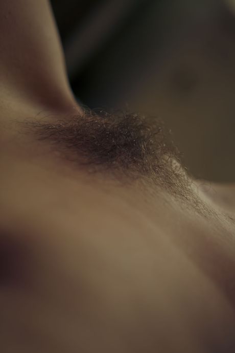 Pen tenåring Emily J fjerner undertøyet sitt før hun onanerer i naken
