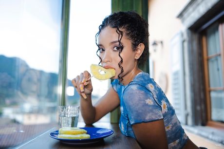 Watch 4 Beauty: Sexy Latina Valery Ponce leker fitta hennes med et glassdildo på terrassen