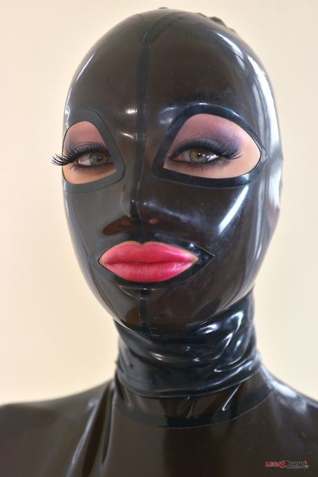 Bdsm amantes látex Lucy y Lucia Love obtenga sus coños en una escena salvaje
