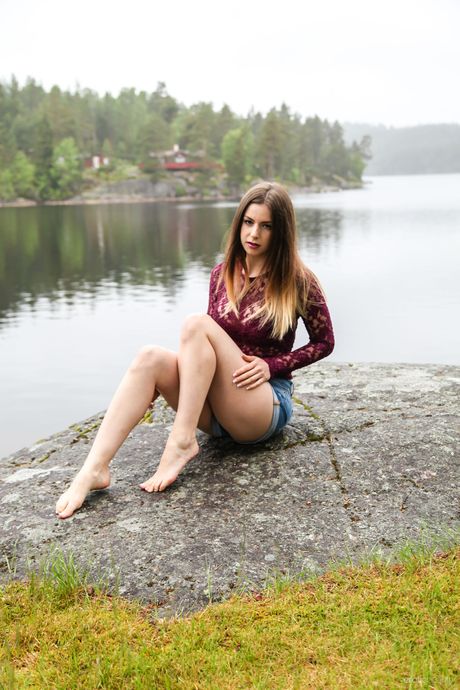 British teen Stella Cox shows off her beautiful body in the nude