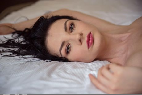 Slank tonåring Francesca Rose visar sina små tuttar och rakade fitta i en solo
