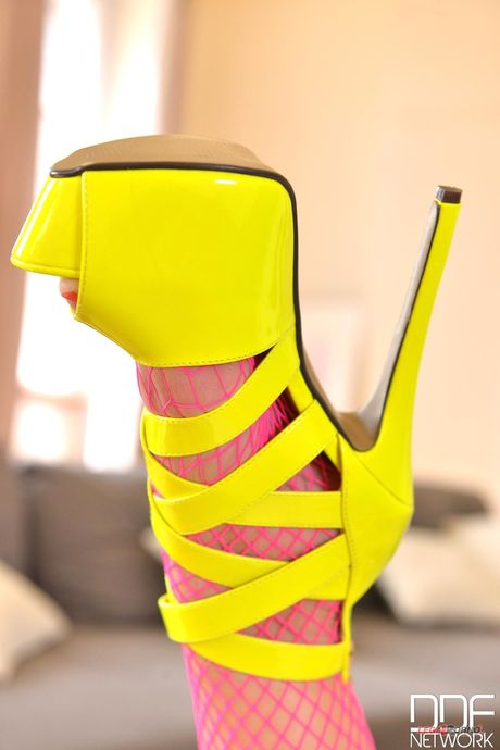 Sexy Blane Blanc tiras e se masturba com os sapatos em um solo
