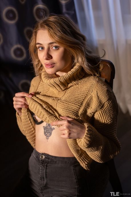 Slender teen Alice Shea removes her jeans before masturbating with a candle