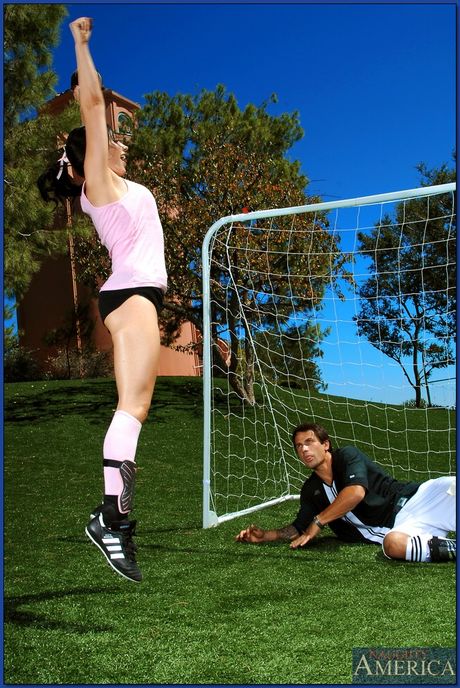 Hot Latina soccer player Franchezca Valentina gets her pierced pussy boned