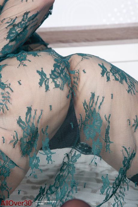 Amateur MILF Nika Dupre shows her big ass and toys her pussy in a solo