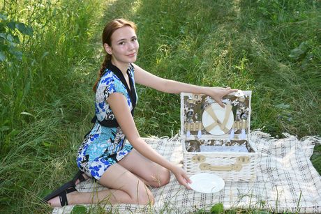 裏庭で毛布の上で裸になる若いブルネットのジェーニー
