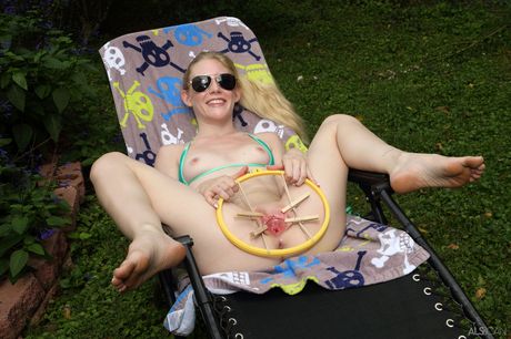 Skinny blonde Emma Starletto pegs her pussy & toys it on a backyard chair
