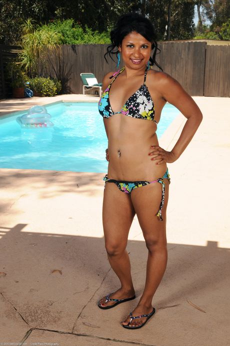 Amateur MILF Skky shows her big ass and exhibits her pussy outdoors