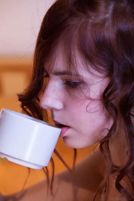 Svelte Teen Juliett Lea retire sa lingerie et sa culotte pour poser nue
