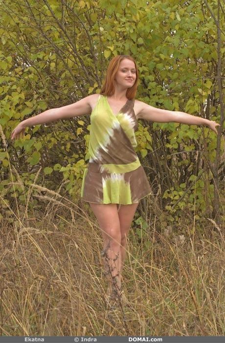 Domai: 清纯少女艾卡特娜裸露小乳房和光秃秃的阴部