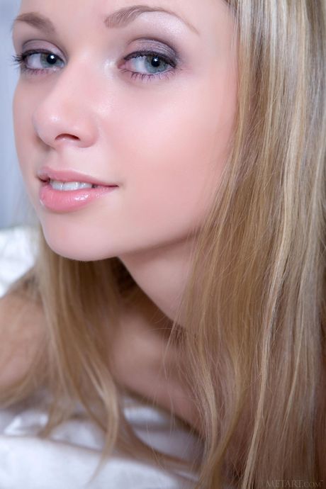 Blond tenåring Augusta Crystal tar det hele på en selvsikker måte
