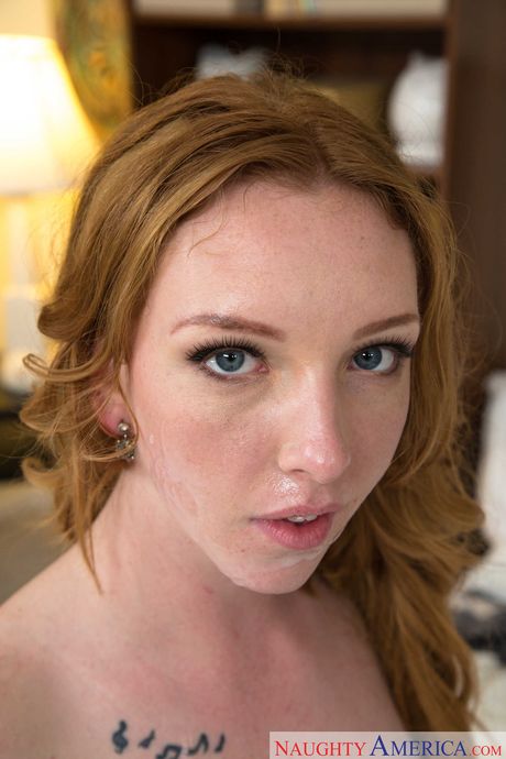 Tätowierte Rothaarige Katy Kiss hat Sex mit ihrem Freund der Freundin auf einem Bett
