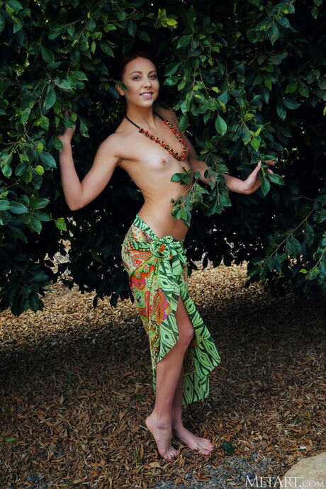 痩せた赤毛のヴァレリー・レチェが庭でヌードになる
