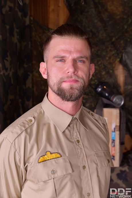 Belleza rusa Liya Silver consigue sus grandes tetas y coño lamidos y follados
