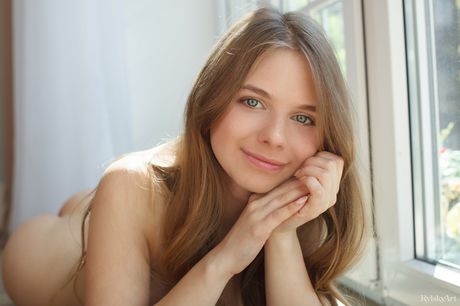 فتاة صغيرة ذات شعر طويل سيوا تأخذ كل شيء بطريقة واثقة
