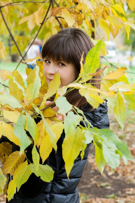 Russian peach Zelda spreads her long legs wide open to show her bald pussy