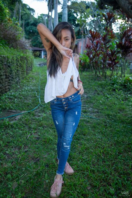 Venezuelansk tenåring Camila Luna strips og poserer i naturen
