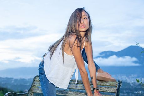 Teen vénézuélienne Camila Luna bandes et pose dans la nature
